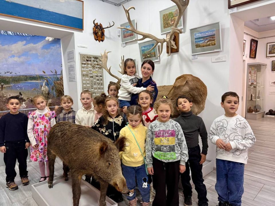 Офицеры СУ СК России по Херсонской области организовали первоклашкам экскурсию в Генический краеведческий музей