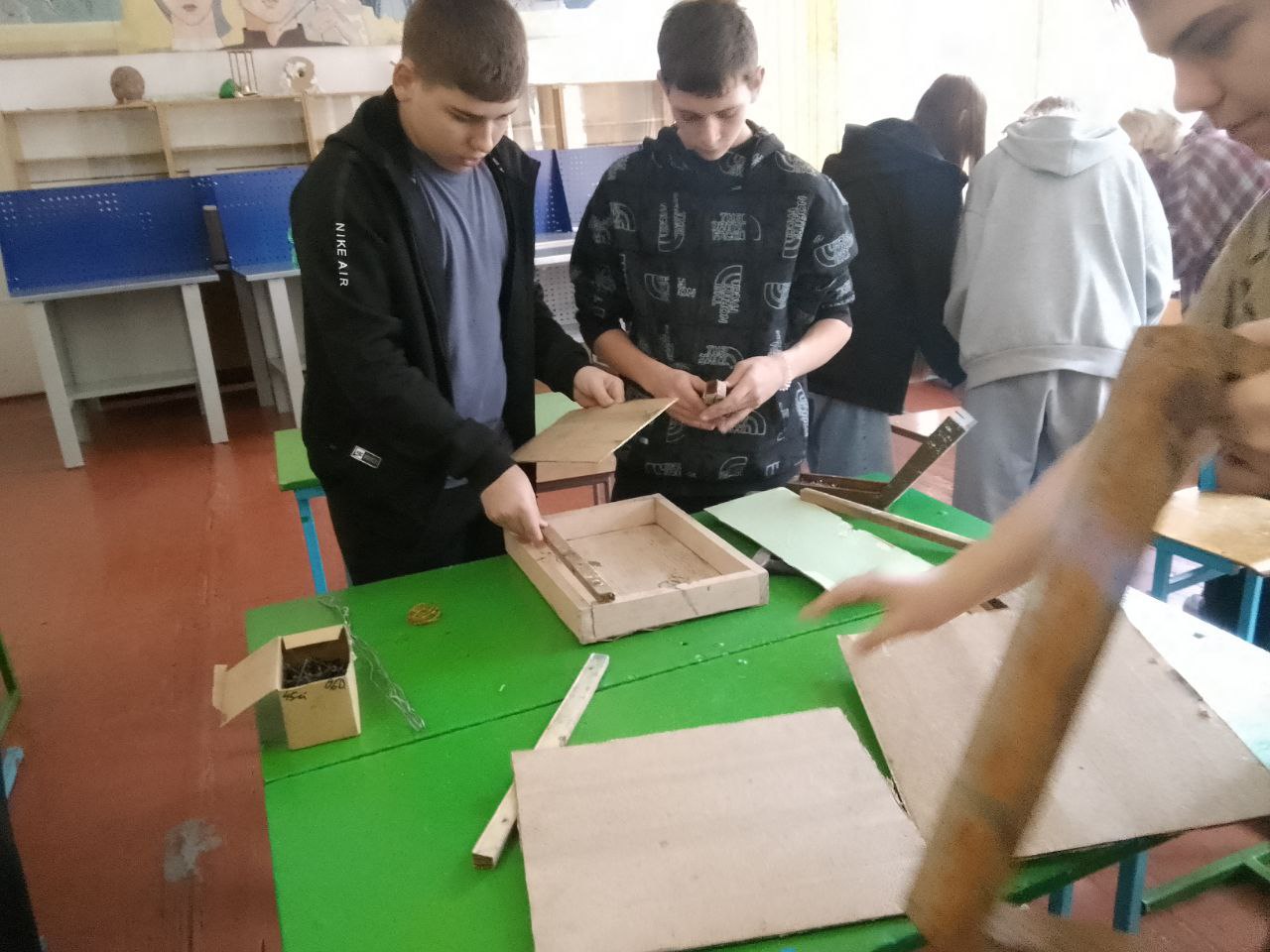 В ГБОУ ХО «Новоалександровская школа Нижнесерогозского района» активисты Движения Первых под четким руководством учителя труда изготовили самодельные кормушки с целью помощи птицам зимой В ГБОУ ХО «Новоалександровская школа Нижнесерогозского района» активисты Движения Первых под четким руководством учителя труда изготовили самодельные кормушки с целью помощи птицам зимой