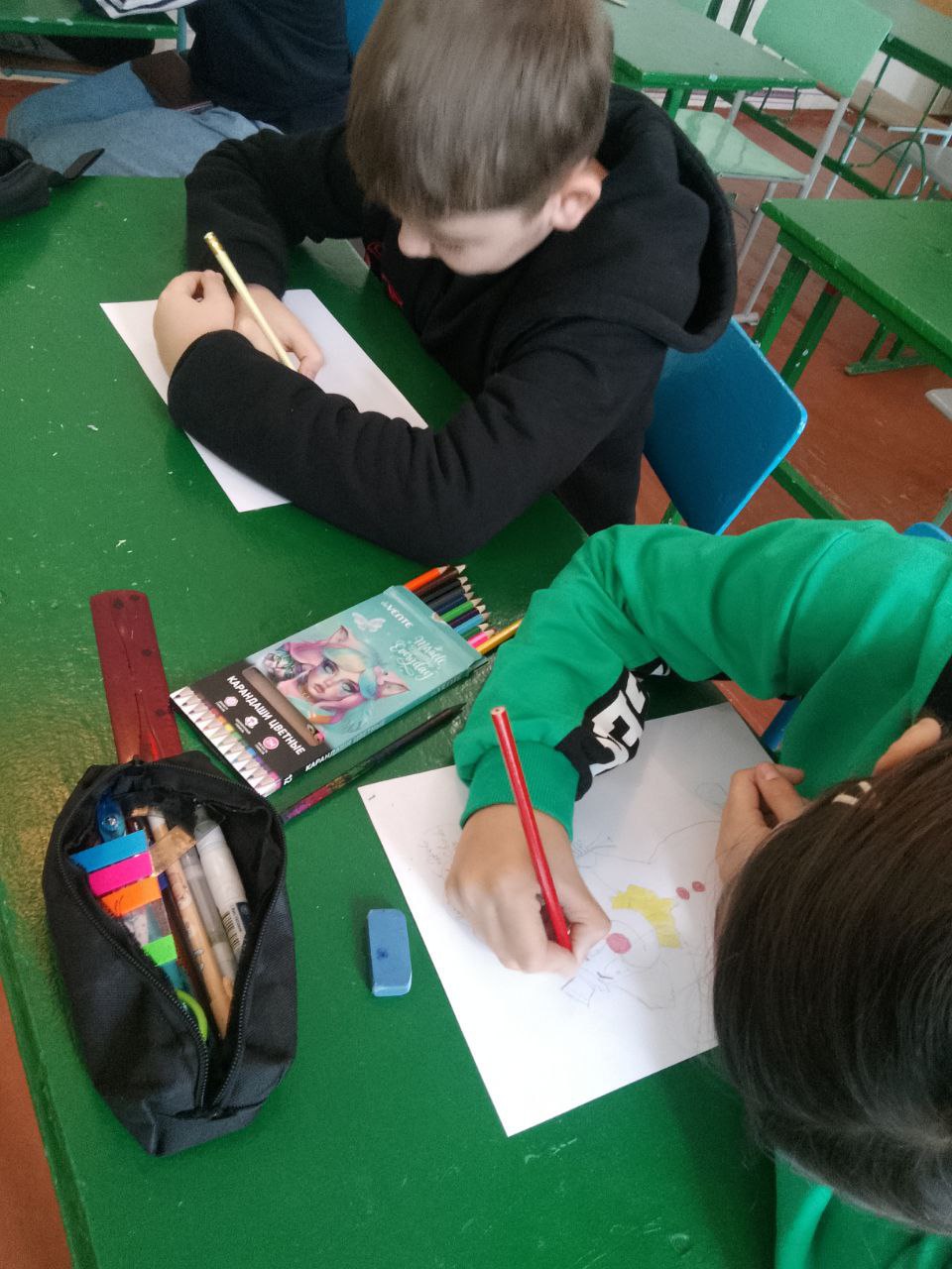 В ГБОУ ХО "Новоалександровская школа Нижнесерогозского района" прошел творческий конкурс детского рисунка «Я рисую свои права и обязанности», приуроченный Дню правовой помощи детям