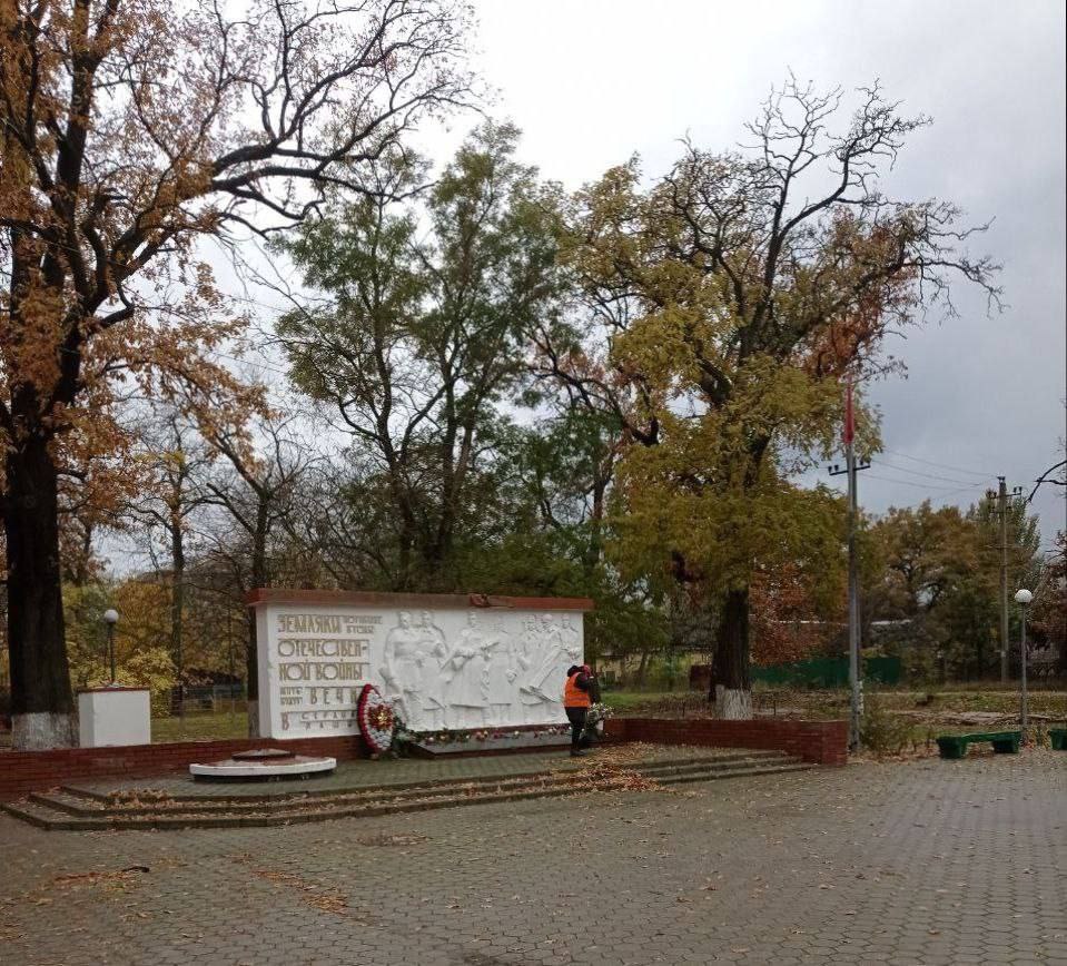 В Голой Пристани коммунальные службы активно наводят красоту: убирают улицы, чистят парки от листвы и сухостоя, несмотря на напряженную обстановку и постоянные прилеты В Голой Пристани коммунальные службы активно наводят красоту: убирают улицы, чистят парки от листвы и сухостоя, несмотря на напряженную обстановку и постоянные прилеты