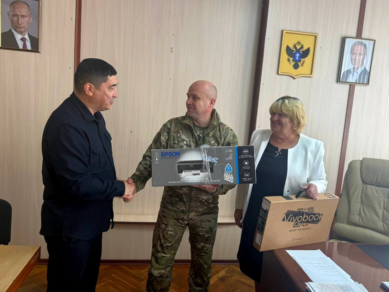 Депутат Херсонской областной Думы Энвер Абдураимов передал* оргтехнику и средства связи бойцам 98-й гвардейской дивизии ВДВ, защищающим Херсонское направление