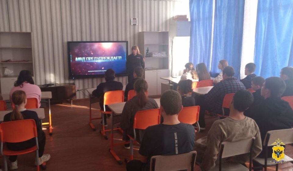 Полицейские продолжают рассказывать школьникам региона о вреде наркотиков в рамках операции «Чистое поколение – 2025»