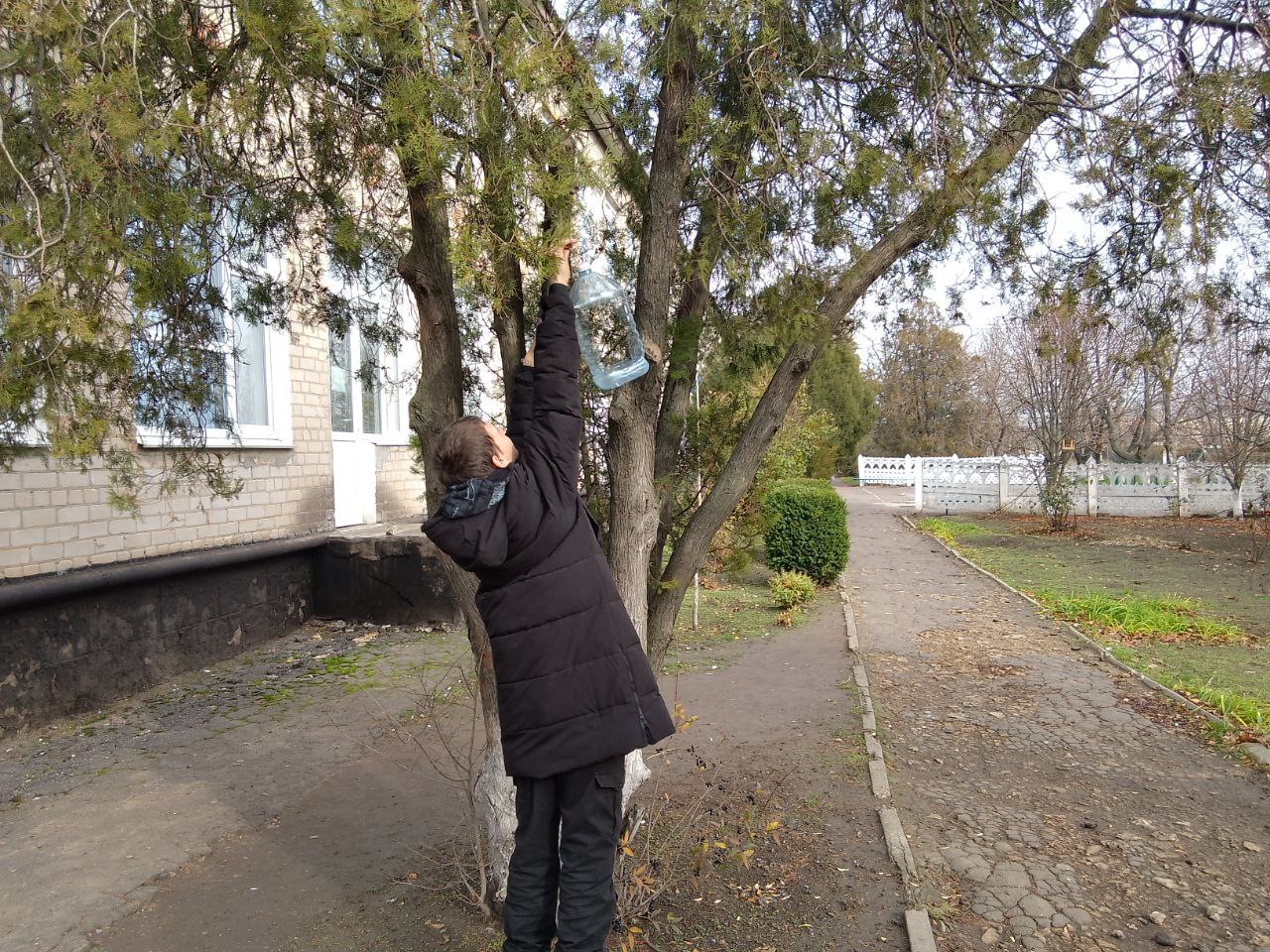 В ГБОУ ХО «Новоалександровская школа Нижнесерогозского района» активисты Движения Первых под четким руководством учителя труда изготовили самодельные кормушки с целью помощи птицам зимой В ГБОУ ХО «Новоалександровская школа Нижнесерогозского района» активисты Движения Первых под четким руководством учителя труда изготовили самодельные кормушки с целью помощи птицам зимой