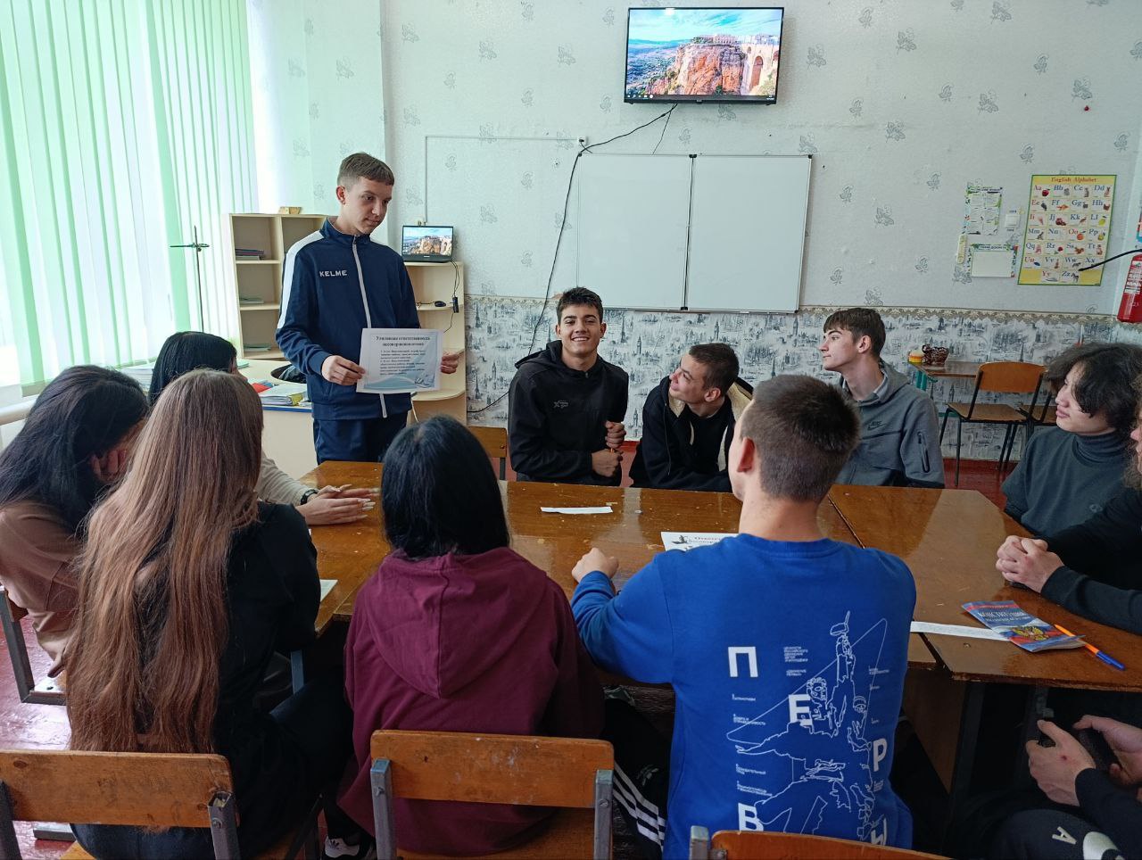 В рамках Всероссийского дня правовой помощи детям обучающиеся 9–11 классов ГБОУ ХО «Новоалександровская школа Нижнесерогозского района» приняли участие в круглом столе на тему «Права, обязанности и ответственность... В рамках Всероссийского дня правовой помощи детям обучающиеся 9–11 классов ГБОУ ХО «Новоалександровская школа Нижнесерогозского района» приняли участие в круглом столе на тему «Права, обязанности и ответственность...