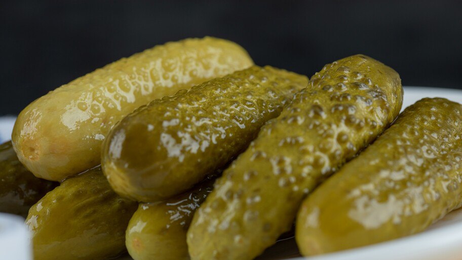 Бренд-шеф и ведущий Богославский раскрыл секреты хрустящих маринованных огурцов