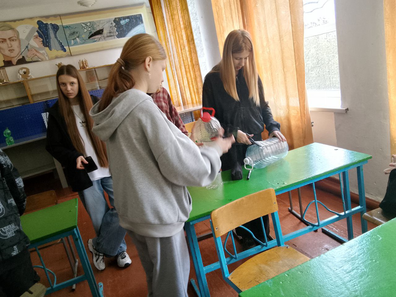 В ГБОУ ХО «Новоалександровская школа Нижнесерогозского района» активисты Движения Первых под четким руководством учителя труда изготовили самодельные кормушки с целью помощи птицам зимой В ГБОУ ХО «Новоалександровская школа Нижнесерогозского района» активисты Движения Первых под четким руководством учителя труда изготовили самодельные кормушки с целью помощи птицам зимой