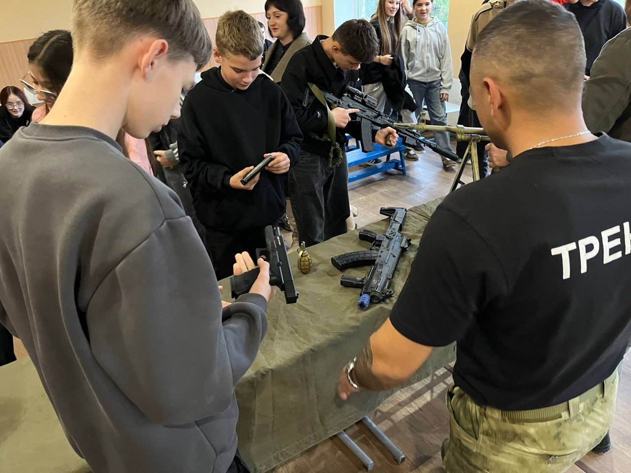 В Петровской школе прошло занятие по военной подготовке с центром “Воин” В Петровской школе прошло занятие по военной подготовке с центром “Воин”