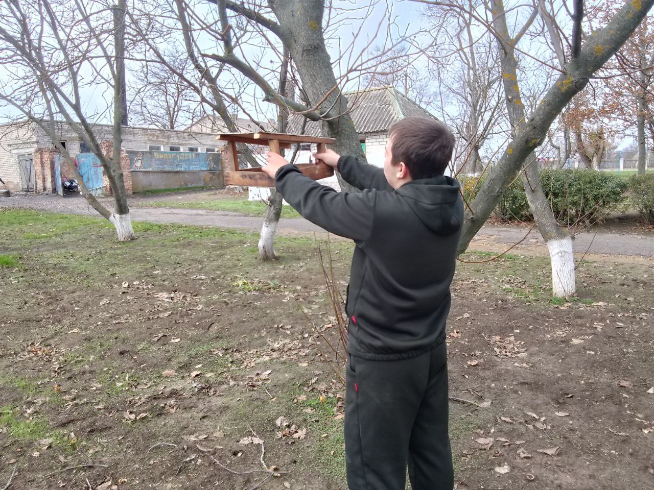 В ГБОУ ХО «Новоалександровская школа Нижнесерогозского района» активисты Движения Первых под четким руководством учителя труда изготовили самодельные кормушки с целью помощи птицам зимой В ГБОУ ХО «Новоалександровская школа Нижнесерогозского района» активисты Движения Первых под четким руководством учителя труда изготовили самодельные кормушки с целью помощи птицам зимой