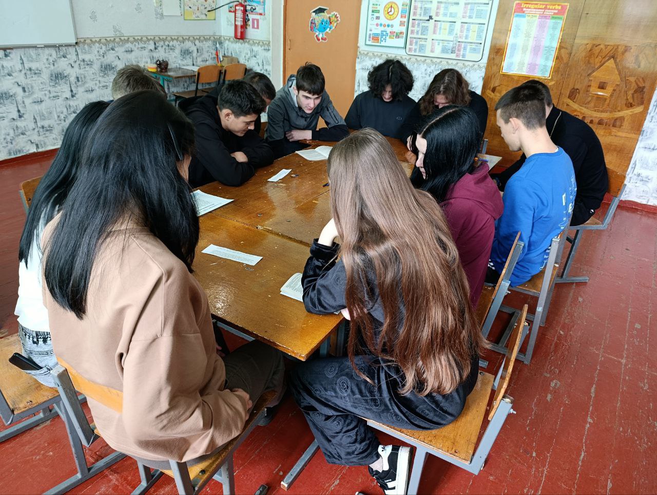 В рамках Всероссийского дня правовой помощи детям обучающиеся 9–11 классов ГБОУ ХО «Новоалександровская школа Нижнесерогозского района» приняли участие в круглом столе на тему «Права, обязанности и ответственность... В рамках Всероссийского дня правовой помощи детям обучающиеся 9–11 классов ГБОУ ХО «Новоалександровская школа Нижнесерогозского района» приняли участие в круглом столе на тему «Права, обязанности и ответственность...