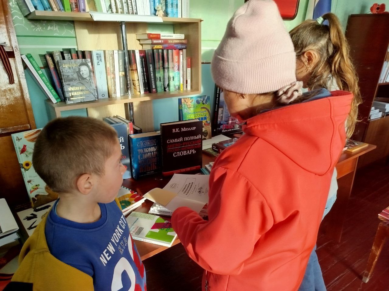 Книги, которые знают все!. Ко Дню словарей и энциклопедий в Геническе и населенных пунктах округа – Новоалексеевке, Павловке, Ровном, Новоивановке, Счастливцево, Петровке, Алексеевке, Новогригоровке, Азовском, Новодмитровке... Книги, которые знают все!. Ко Дню словарей и энциклопедий в Геническе и населенных пунктах округа – Новоалексеевке, Павловке, Ровном, Новоивановке, Счастливцево, Петровке, Алексеевке, Новогригоровке, Азовском, Новодмитровке...