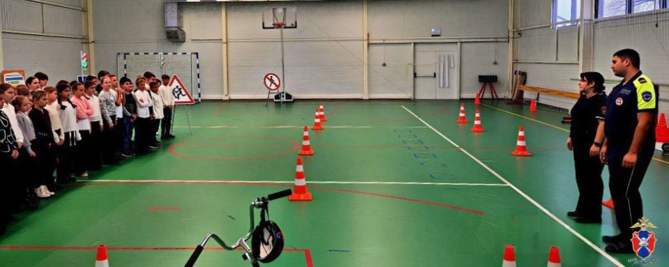 В Генической школе № 1 сотрудники Госавтоинспекции провели занятие на базе мобильного комплекса «Лаборатория безопасности»