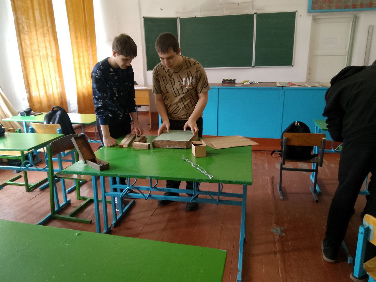 В ГБОУ ХО «Новоалександровская школа Нижнесерогозского района» активисты Движения Первых под четким руководством учителя труда изготовили самодельные кормушки с целью помощи птицам зимой В ГБОУ ХО «Новоалександровская школа Нижнесерогозского района» активисты Движения Первых под четким руководством учителя труда изготовили самодельные кормушки с целью помощи птицам зимой