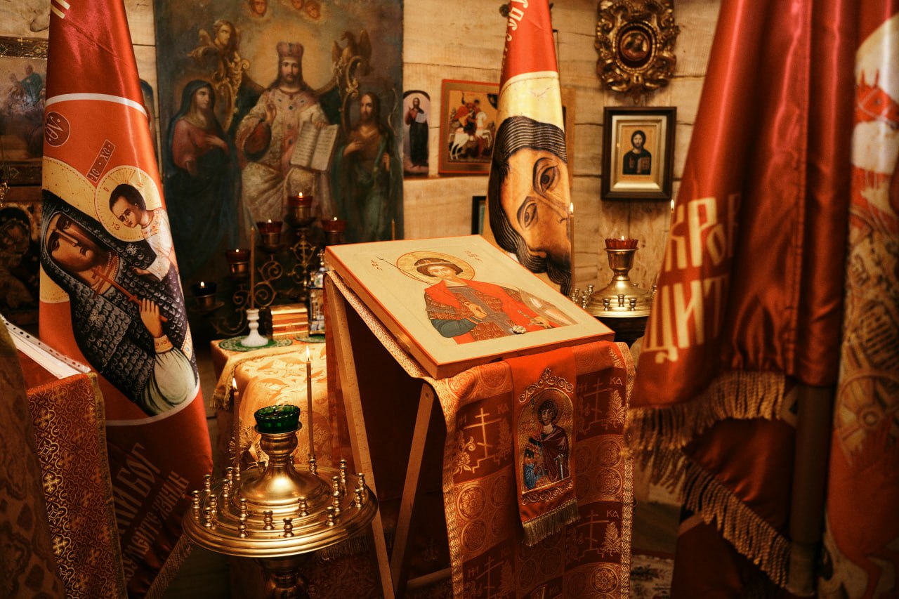 Сегодня на передовом пункте управления 299-го Ярославского полка в Херсонской области прошла церемония передачи одно из православных стягов командиру одного из батальонов! Возвращая древнерусские традиции, эта реликвия...