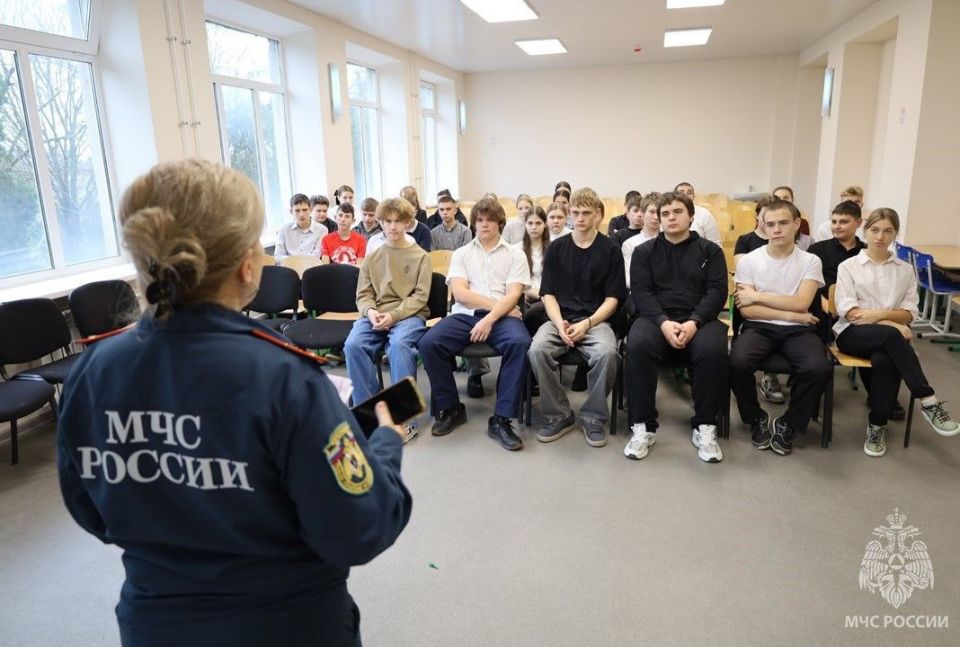 Не только спасать, но и учить: как сотрудники МЧС России воспитывают новое поколение