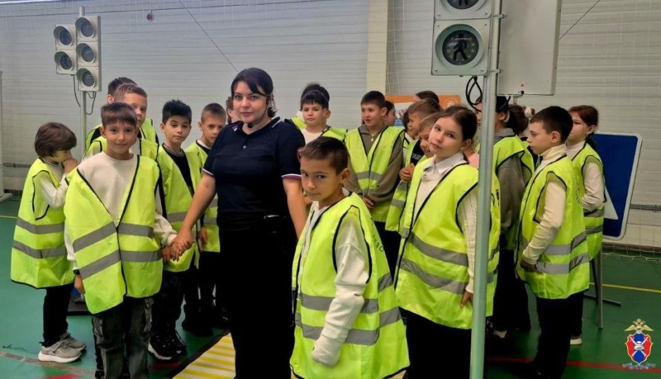 В Генической школе сотрудники Госавтоинспекции провели занятие на базе мобильного комплекса «Лаборатория безопасности» В Генической школе сотрудники Госавтоинспекции провели занятие на базе мобильного комплекса «Лаборатория безопасности»