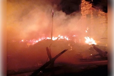 После атаки дрона ВСУ в Каховке сгорел дом