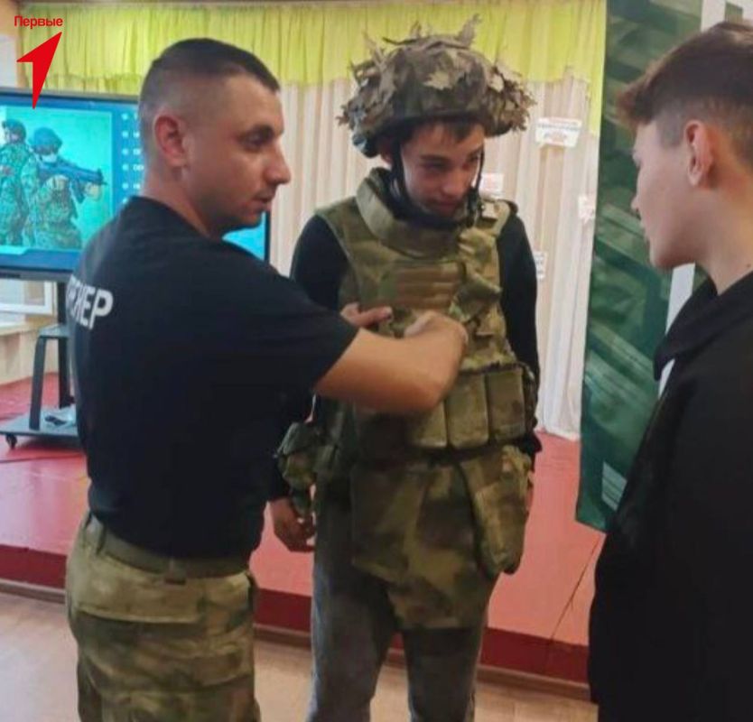 Первые Петровской школы посетили занятие по военной подготовке Первые Петровской школы посетили занятие по военной подготовке
