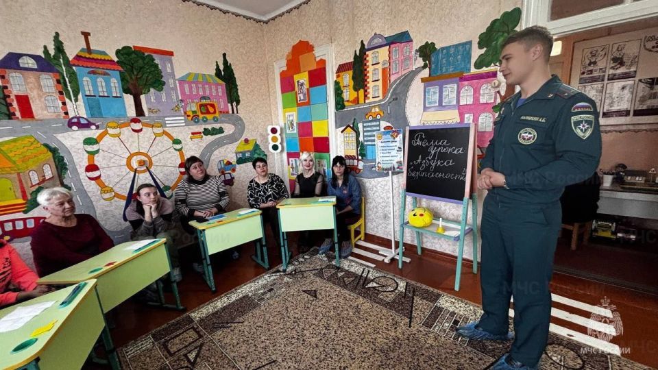 Сотрудники МЧС России провели урок пожарной безопасности в детском саду «Сказка» в Геническе