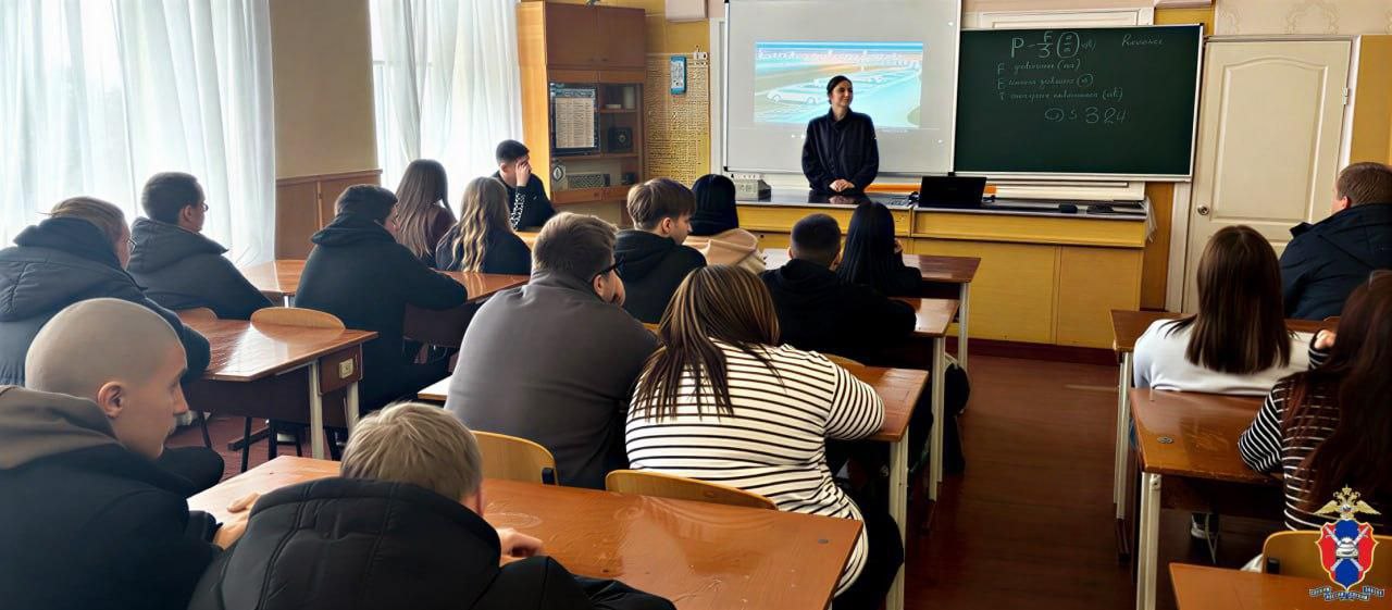 В Каховском округе Херсонской области сотрудники Госавтоинспекции провели профилактическую беседу со школьниками