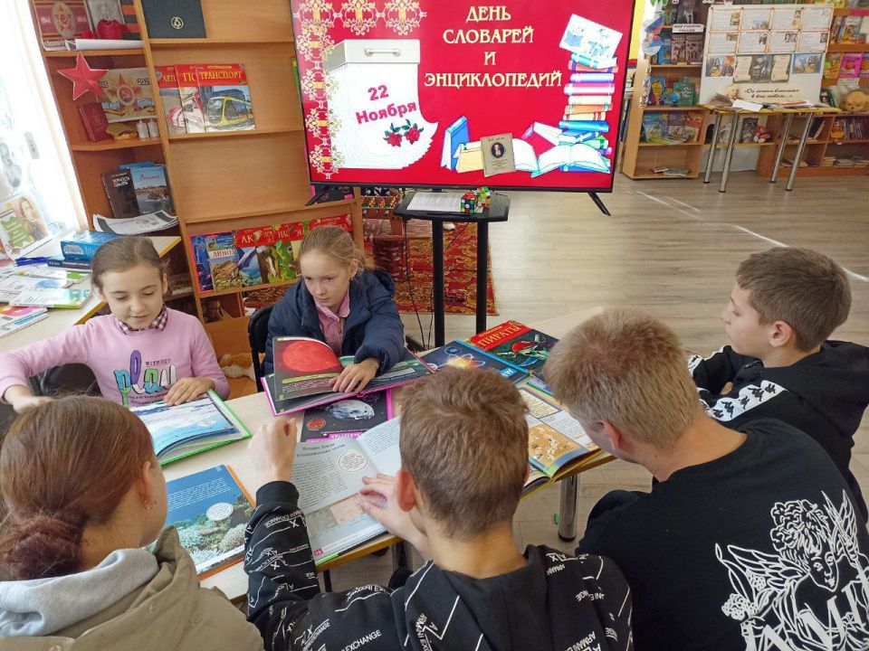 В Любимовской библиотеке прошёл библиотечный урок «Вселенная в алфавитном порядке» В Любимовской библиотеке прошёл библиотечный урок «Вселенная в алфавитном порядке»