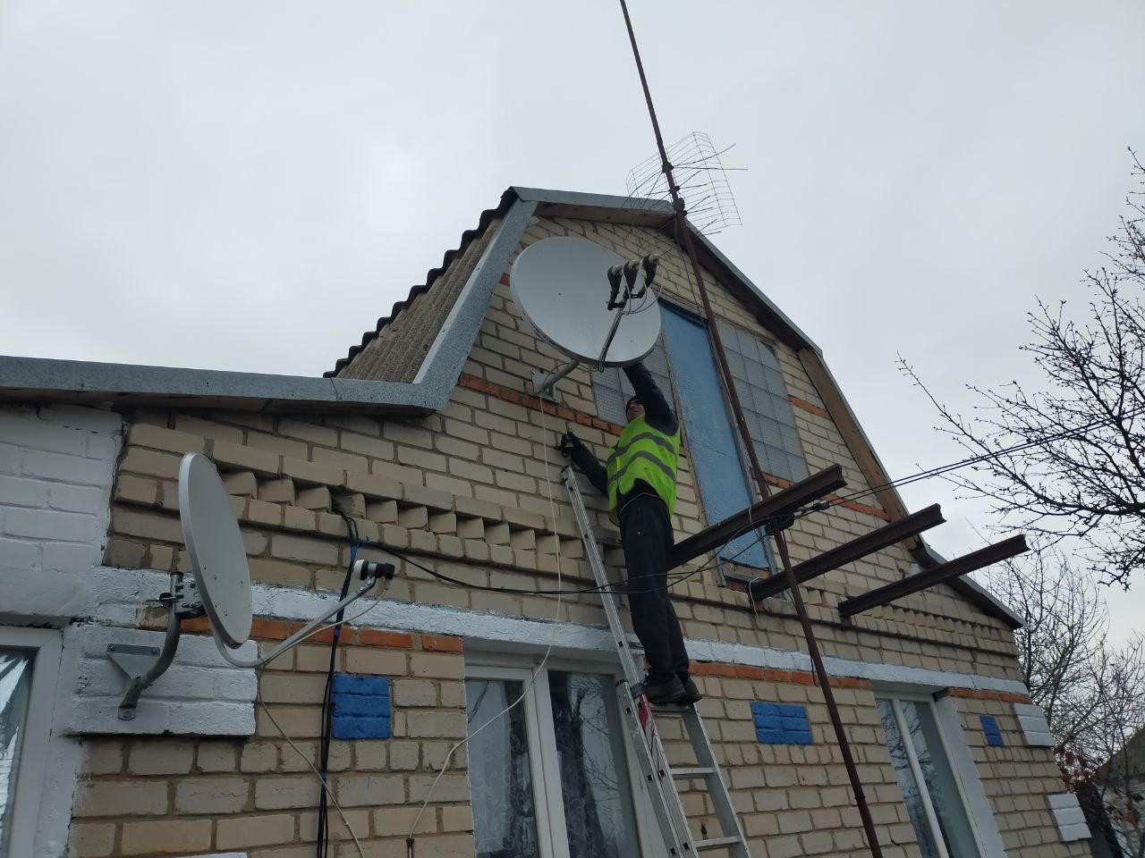 В Каховском округе продолжается демонтаж украинских спутниковых антенн «Горыныч»