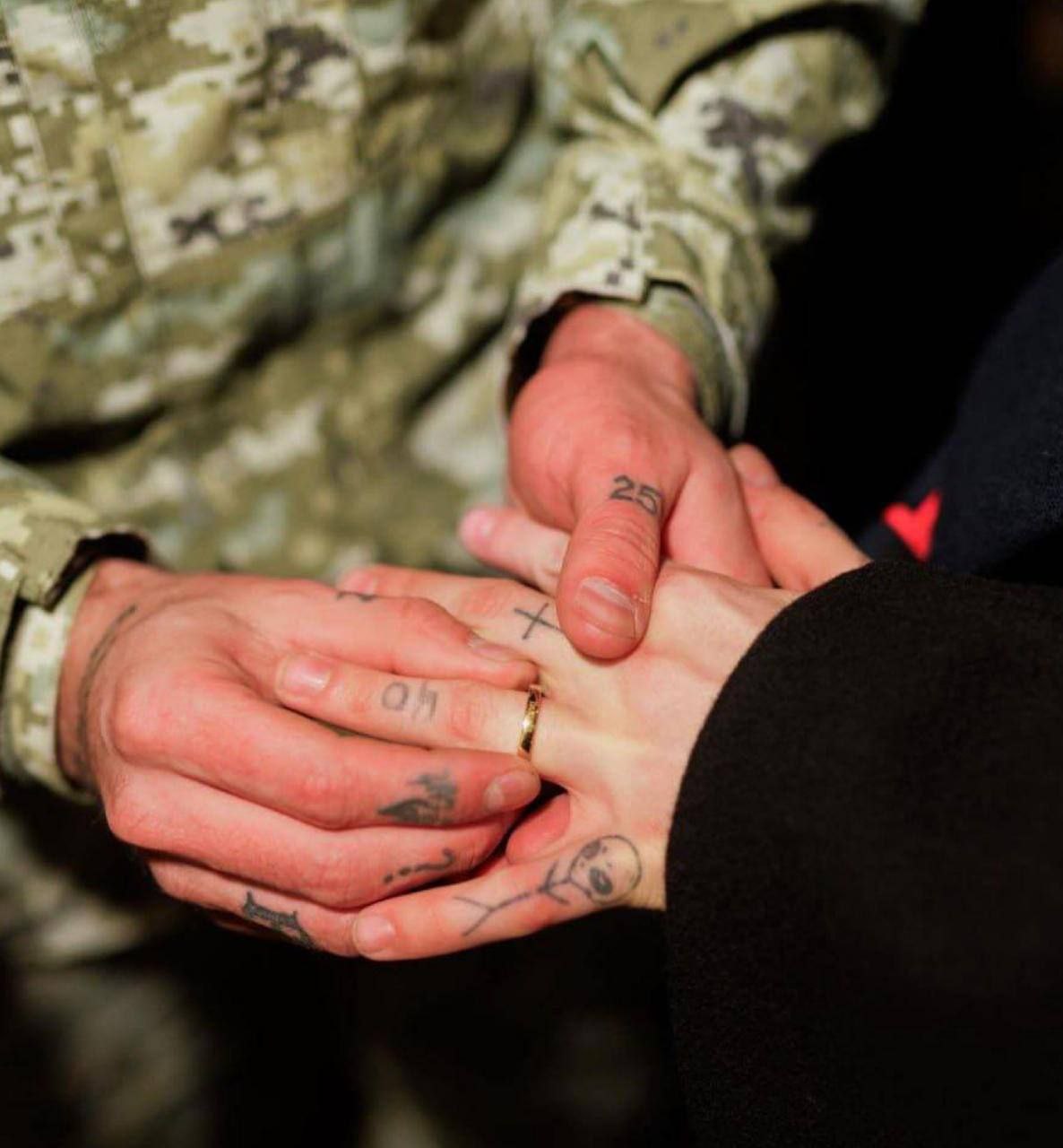 На майдане ВСУшник сделал предложение певцу Melovin-y На майдане ВСУшник сделал предложение певцу Melovin-y