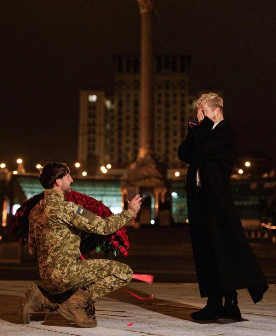 На майдане ВСУшник сделал предложение певцу Melovin-y