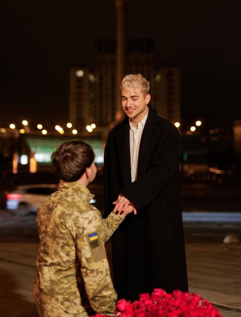 На майдане ВСУшник сделал предложение певцу Melovin-y На майдане ВСУшник сделал предложение певцу Melovin-y