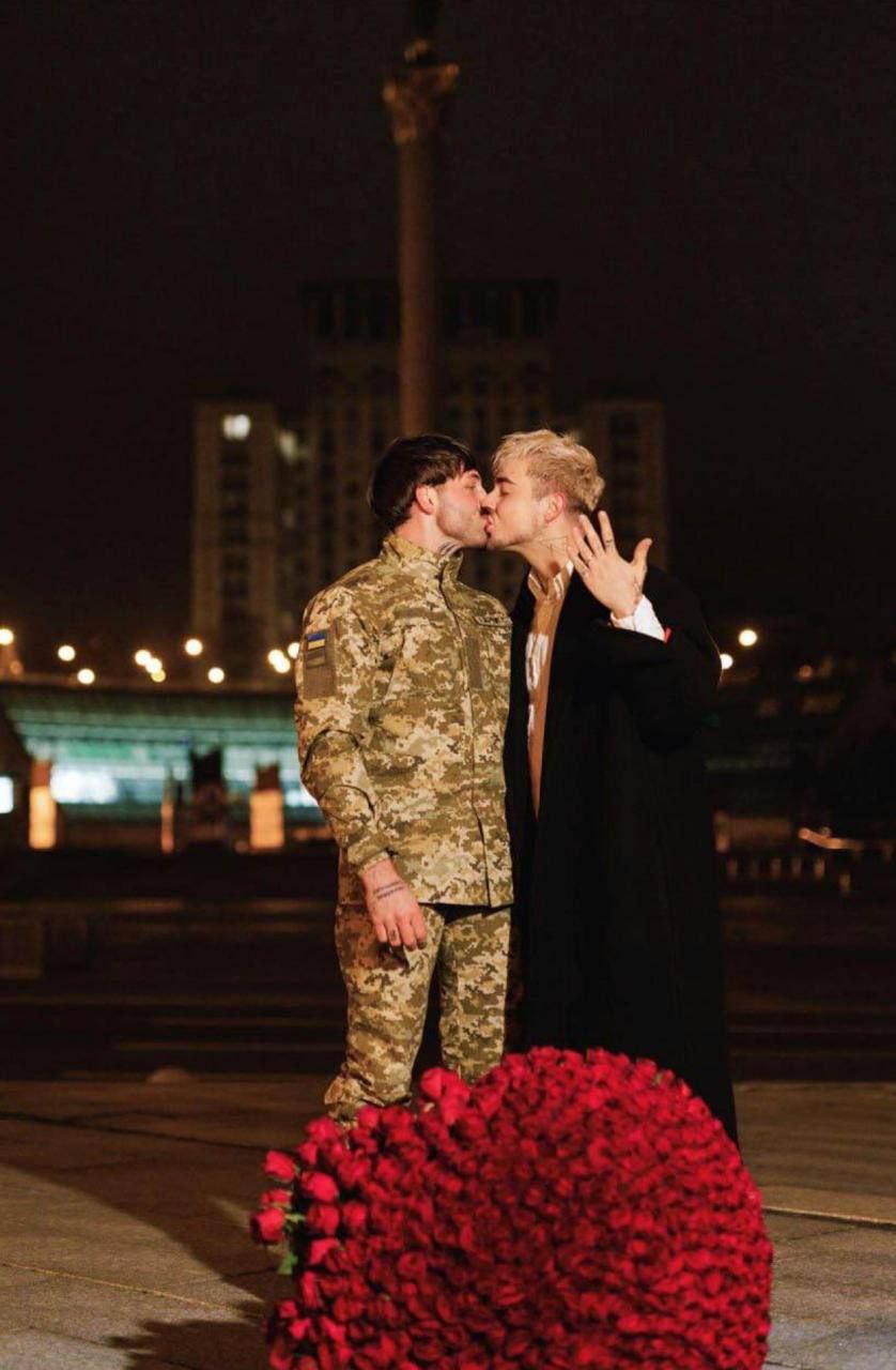 На майдане ВСУшник сделал предложение певцу Melovin-y На майдане ВСУшник сделал предложение певцу Melovin-y