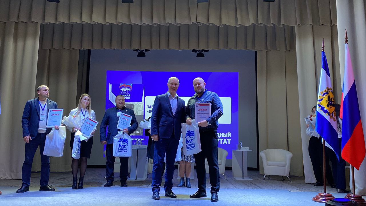 Губернатор Херсонской области, секретарь Херсонского регионального отделения Партии "Единая Россия" Владимир Сальдо вручил диплом участнику конкурса «Народный депутат», депутату Каховского совета Виталию Кравченко