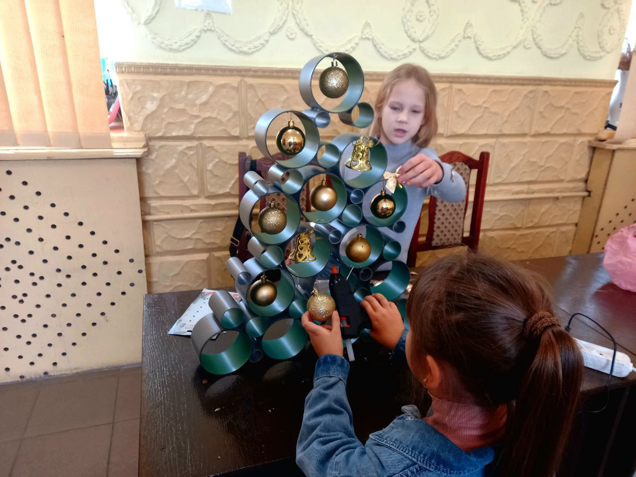 Волшебство своими руками: в селе Плавское создали «Креативную ёлку» Волшебство своими руками: в селе Плавское создали «Креативную ёлку»