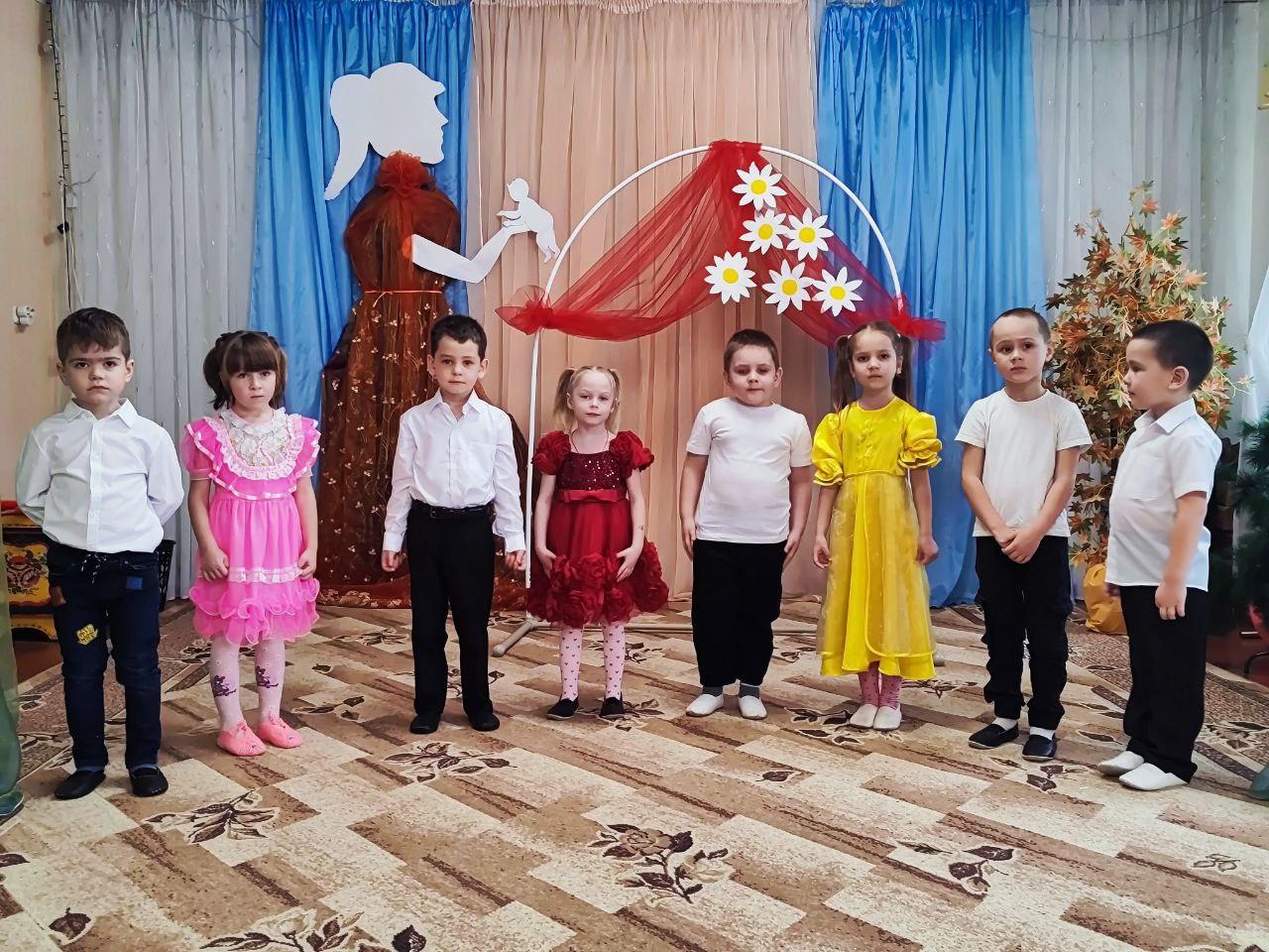 Воспитанники детского сада поздравили мам с праздником Воспитанники детского сада поздравили мам с праздником