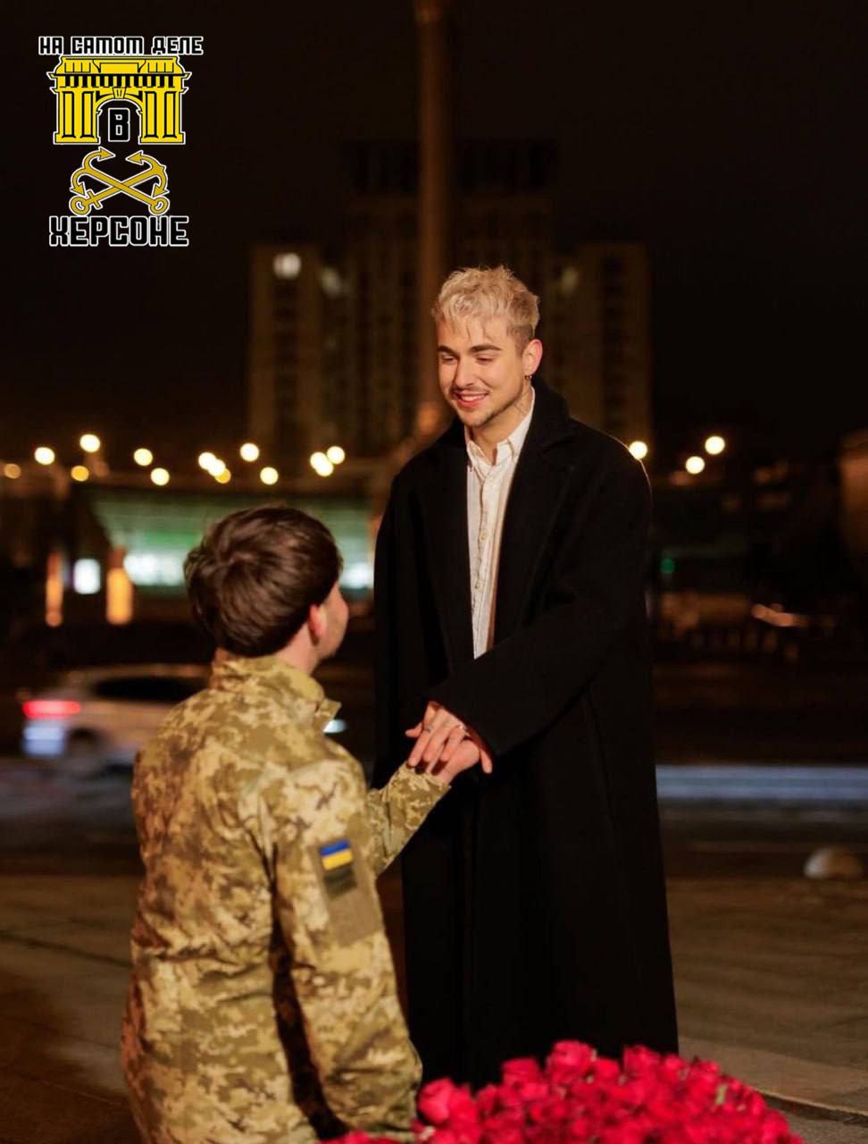 Более отвратительной новости вы сегодня не увидите: на майдане ВСУшник сделал предложение певцу Melovin-y