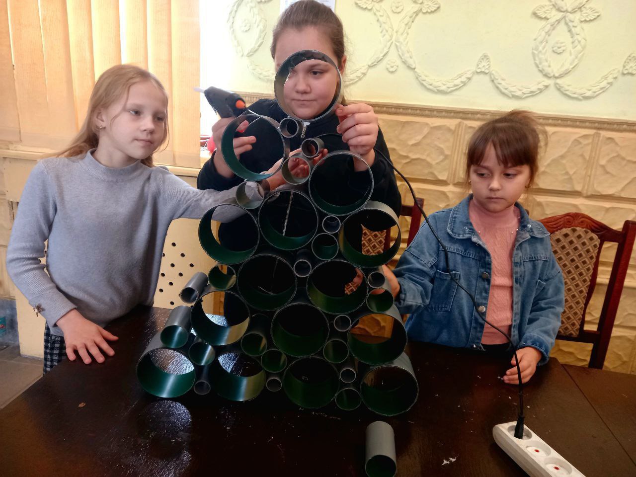 Волшебство своими руками: в селе Плавское создали «Креативную ёлку» Волшебство своими руками: в селе Плавское создали «Креативную ёлку»