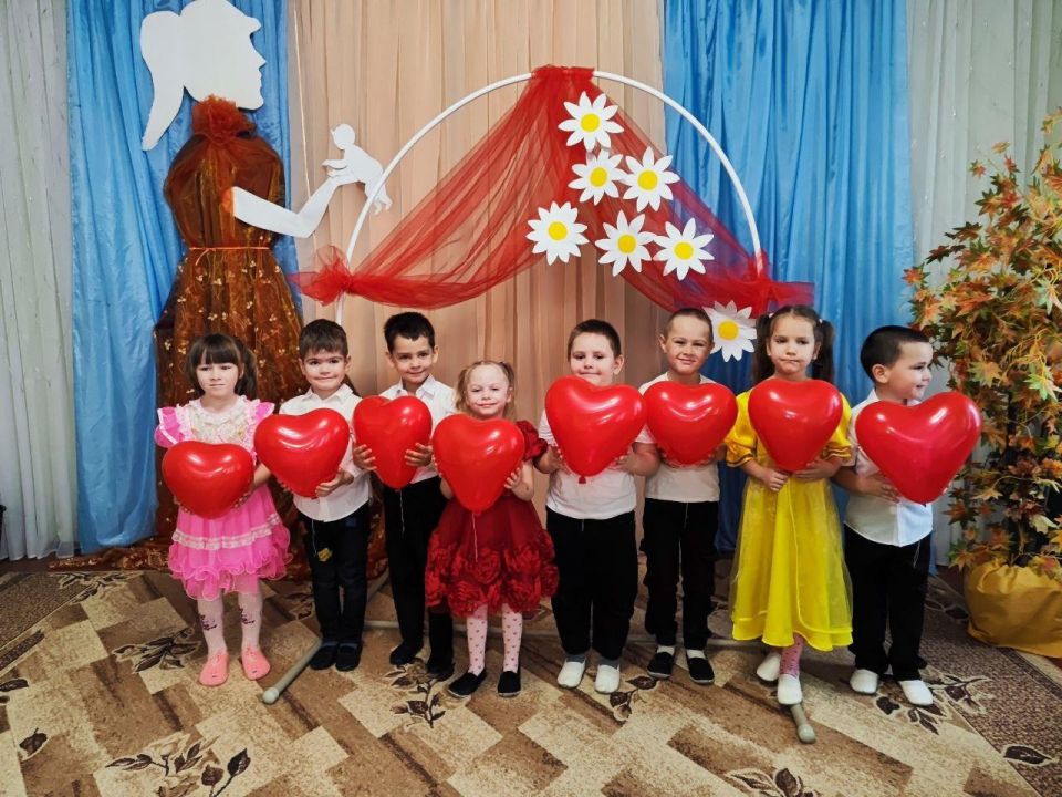 Воспитанники детского сада поздравили мам с праздником Воспитанники детского сада поздравили мам с праздником