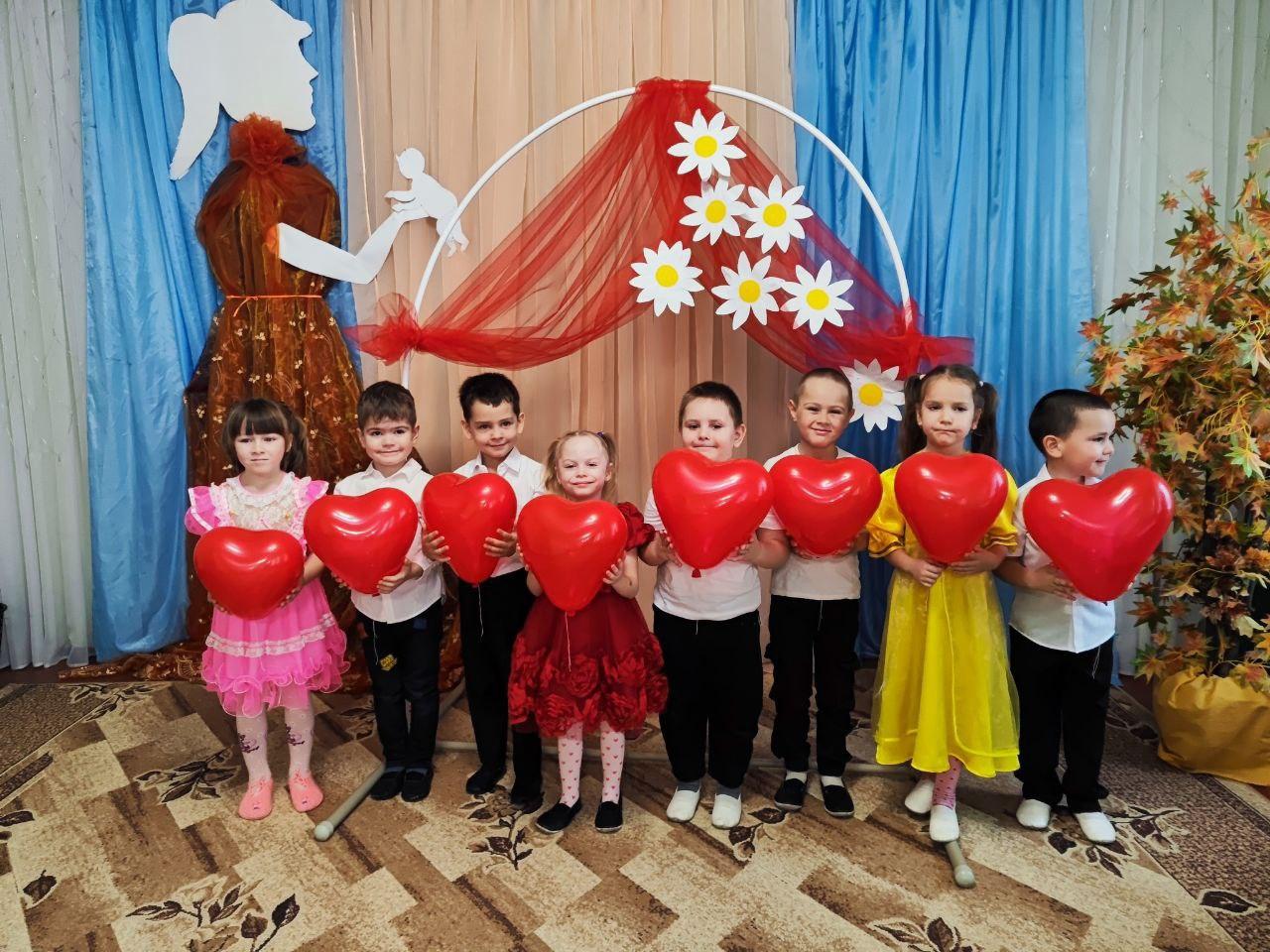 Воспитанники детского сада поздравили мам с праздником Воспитанники детского сада поздравили мам с праздником