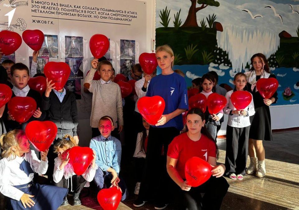 Первые Строгановской школы провели праздничную акцию ко Дню матери