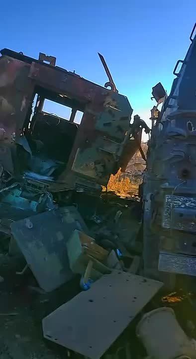 Пацаны заехали на «кладбище» вражеской техники