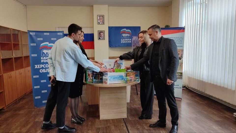 Ольга Осипенко: Совместно с главой Новотроицкого округа, секретарем местного отделения партии «Единая Россия» Евгенией Кузьменко и председателем Совета депутатов Алексеем Козубским дали старт партийной акции «Коробка... Ольга Осипенко: Совместно с главой Новотроицкого округа, секретарем местного отделения партии «Единая Россия» Евгенией Кузьменко и председателем Совета депутатов Алексеем Козубским дали старт партийной акции «Коробка...