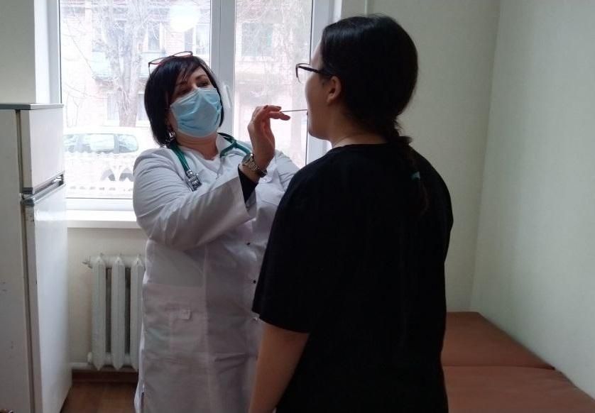 Педиатр из Мордовии провела приём детей в посёлке Мирное Педиатр из Мордовии провела приём детей в посёлке Мирное