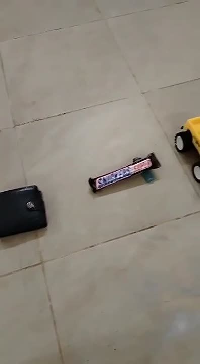 Очень показательное видео, которое отлично объясняет, почему категорически нельзя подбирать найденные на улице предметы: за безобидным видом может скрываться реальная опасность