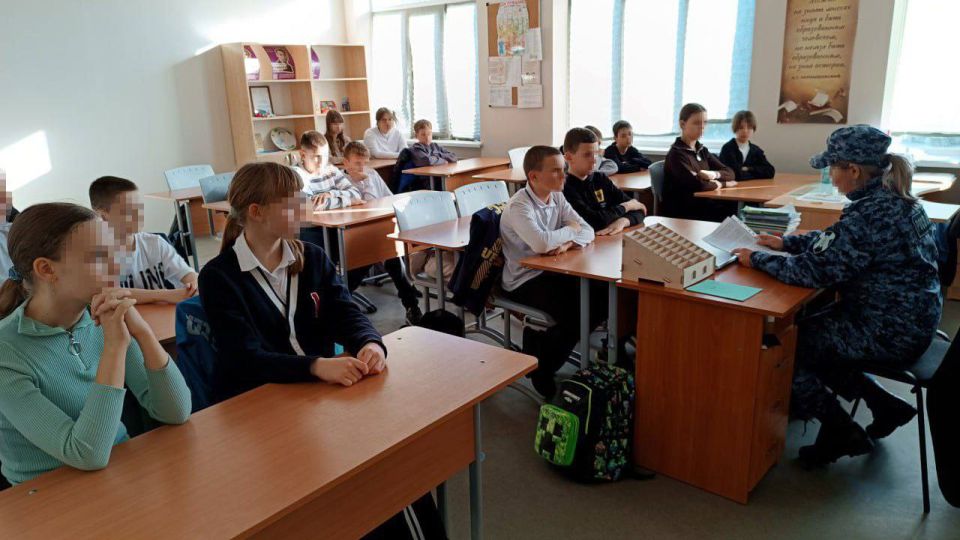 В Херсонской области росгвардейцы провели для школьников урок мужества, посвященный Евграфу Комаровскому, первому командующему внутренней стражи России