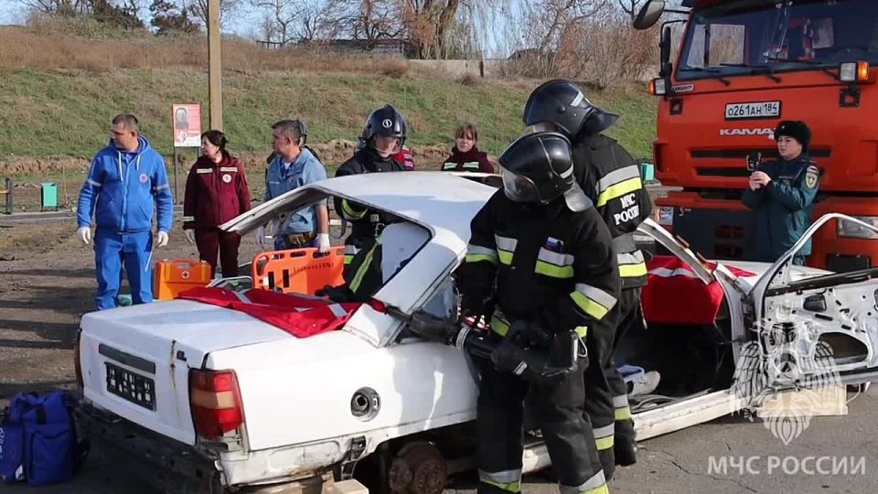 Как проходили учения МЧС России по ликвидации ДТП смотри в