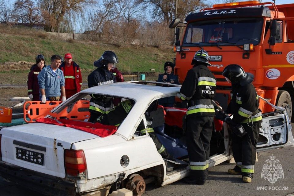 В Херсонской области впервые прошли масштабные учения спасателей и экстренных служб В Херсонской области впервые прошли масштабные учения спасателей и экстренных служб