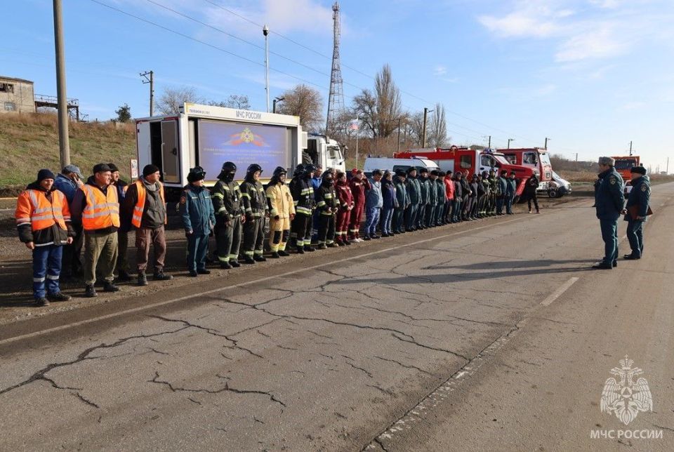 В Херсонской области впервые прошли масштабные учения спасателей и экстренных служб В Херсонской области впервые прошли масштабные учения спасателей и экстренных служб
