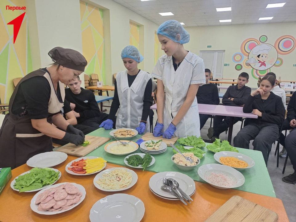 Первые Чаплинской школы № 1 осваивают профессию повара Первые Чаплинской школы № 1 осваивают профессию повара