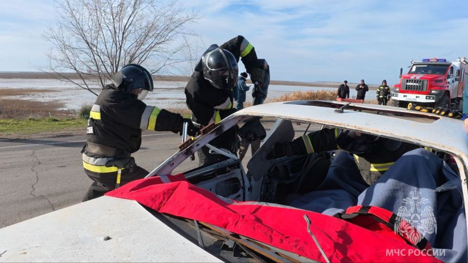 В Херсонской области впервые прошли масштабные учения спасателей и экстренных служб В Херсонской области впервые прошли масштабные учения спасателей и экстренных служб