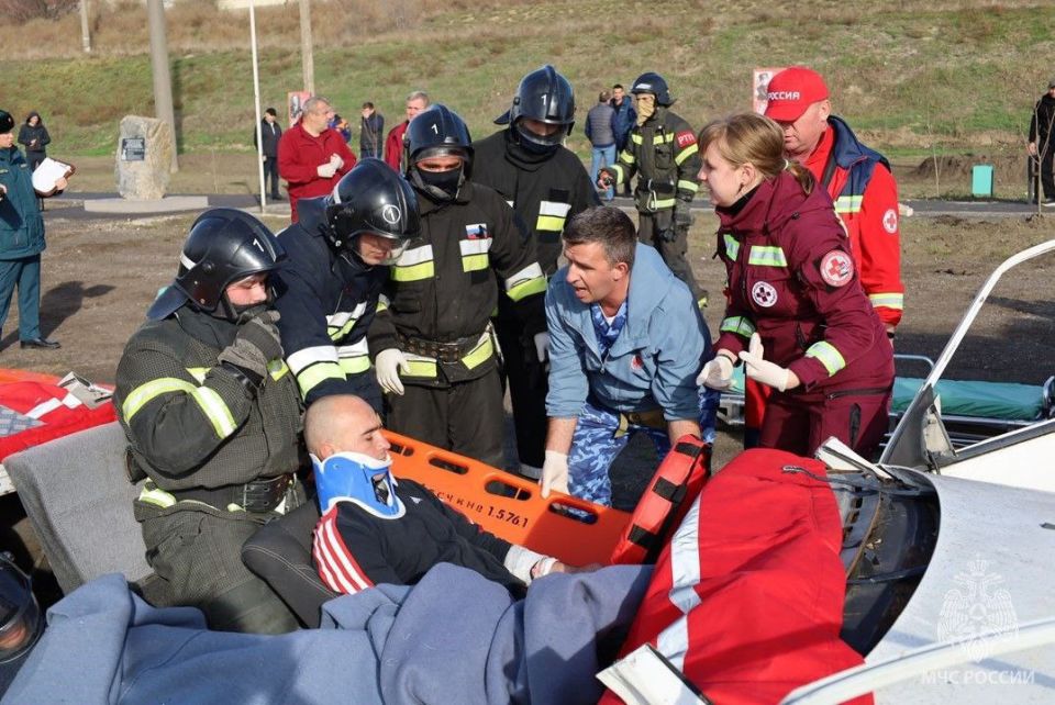 В Херсонской области впервые прошли масштабные учения спасателей и экстренных служб В Херсонской области впервые прошли масштабные учения спасателей и экстренных служб