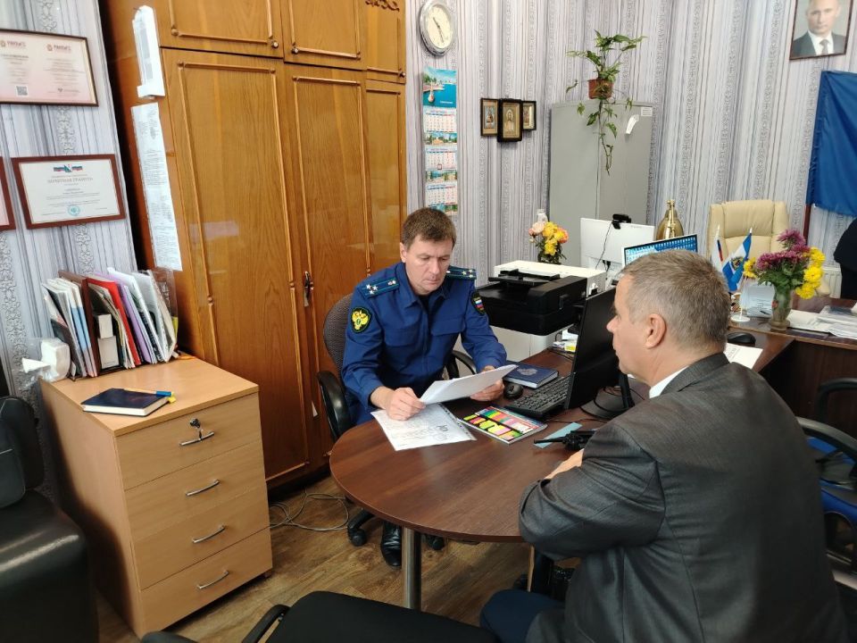 Новотроицкий межрайонный прокурор провел выездной прием во Владимиро-Ильинском гериатрическом пансионате Новотроицкий межрайонный прокурор провел выездной прием во Владимиро-Ильинском гериатрическом пансионате