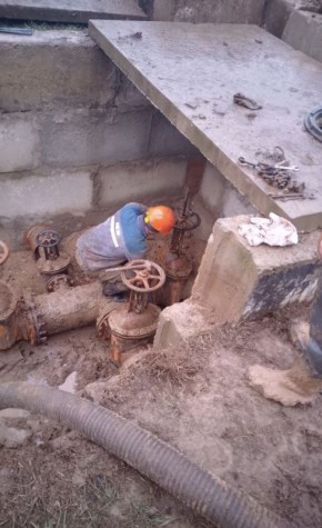 Сотрудники Ивановского ТПУ ГУП ХО «ОБЛВОДОКАНАЛ» завершили комплекс ремонтных работ на участке магистрального водопровода в пгт Ивановке по улице Таврической